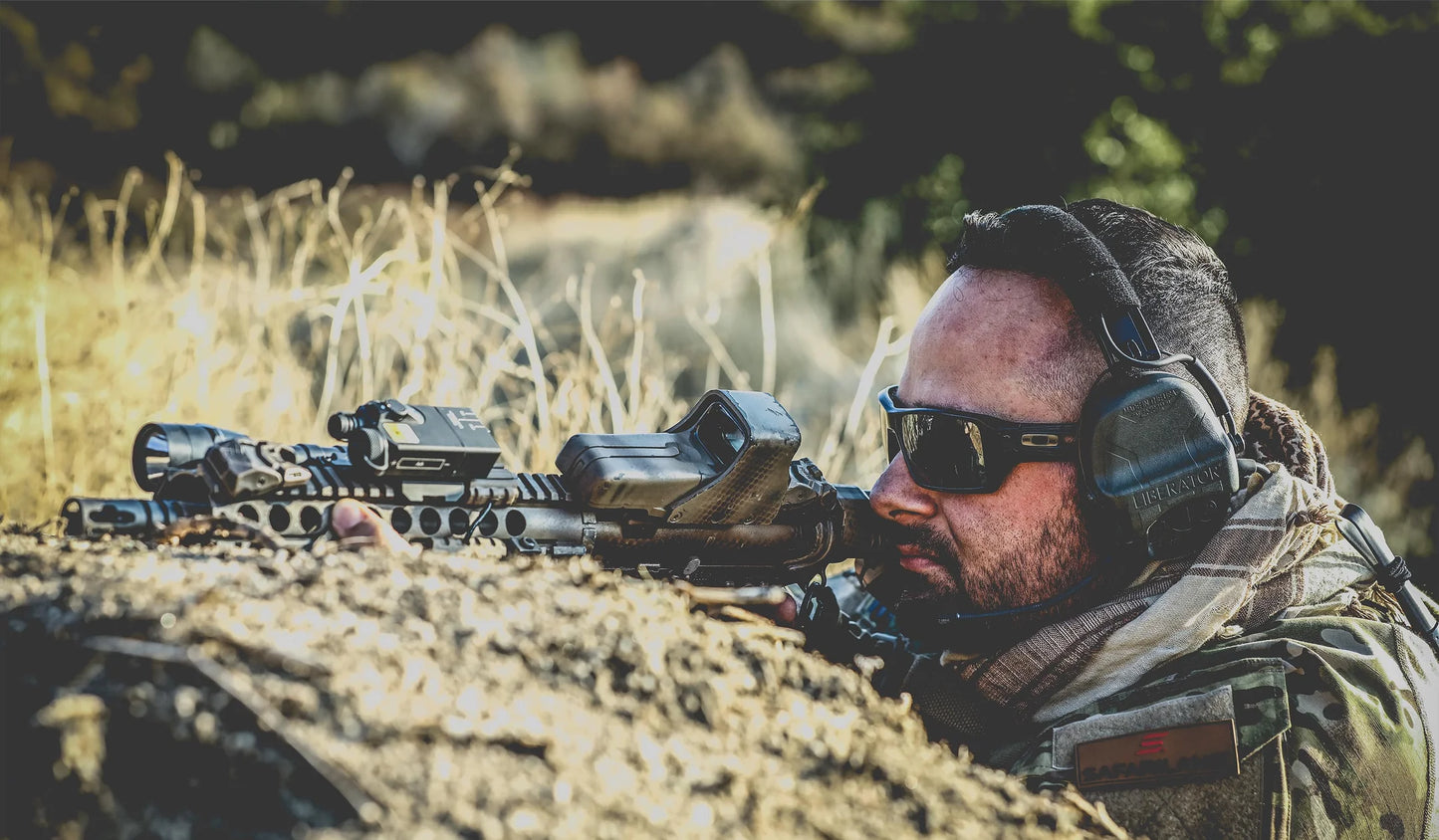 NÁHLAVNÁ SÚPRAVA LIBERATOR® V ADVANCED DUAL COMM LEN S OCHRANOU SLUCHU